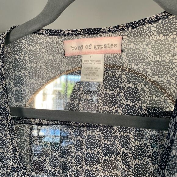 Band of Gypsies Boho Blue Floral Short Sleeve Pom Pom Sheer Button Up Blouse S - Picture 7 of 7